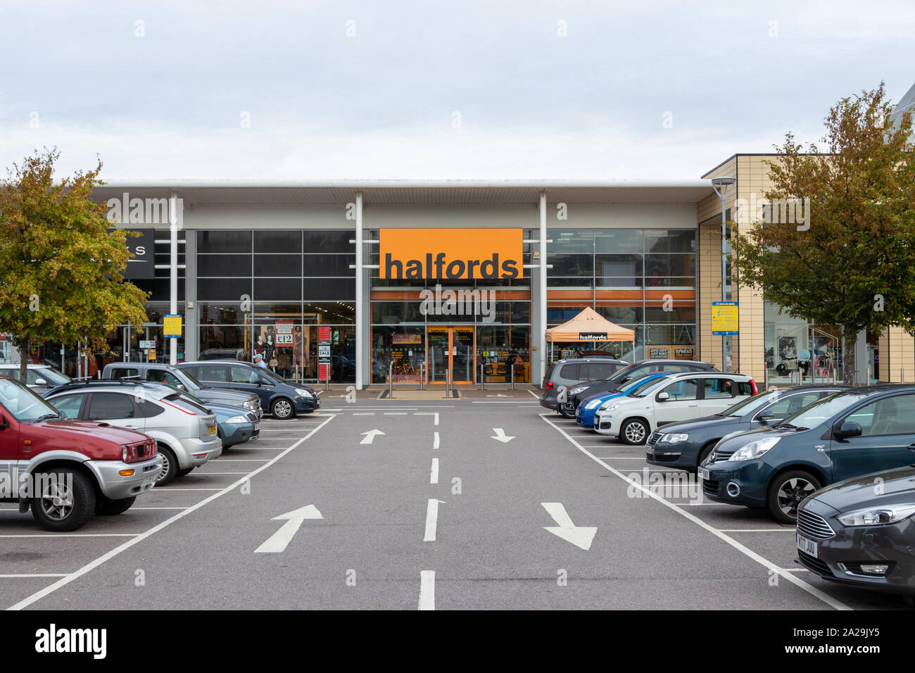 09/16/2019 Havant, Hampshire, UK The exterior of a Halfords store with the car park Stock Photo