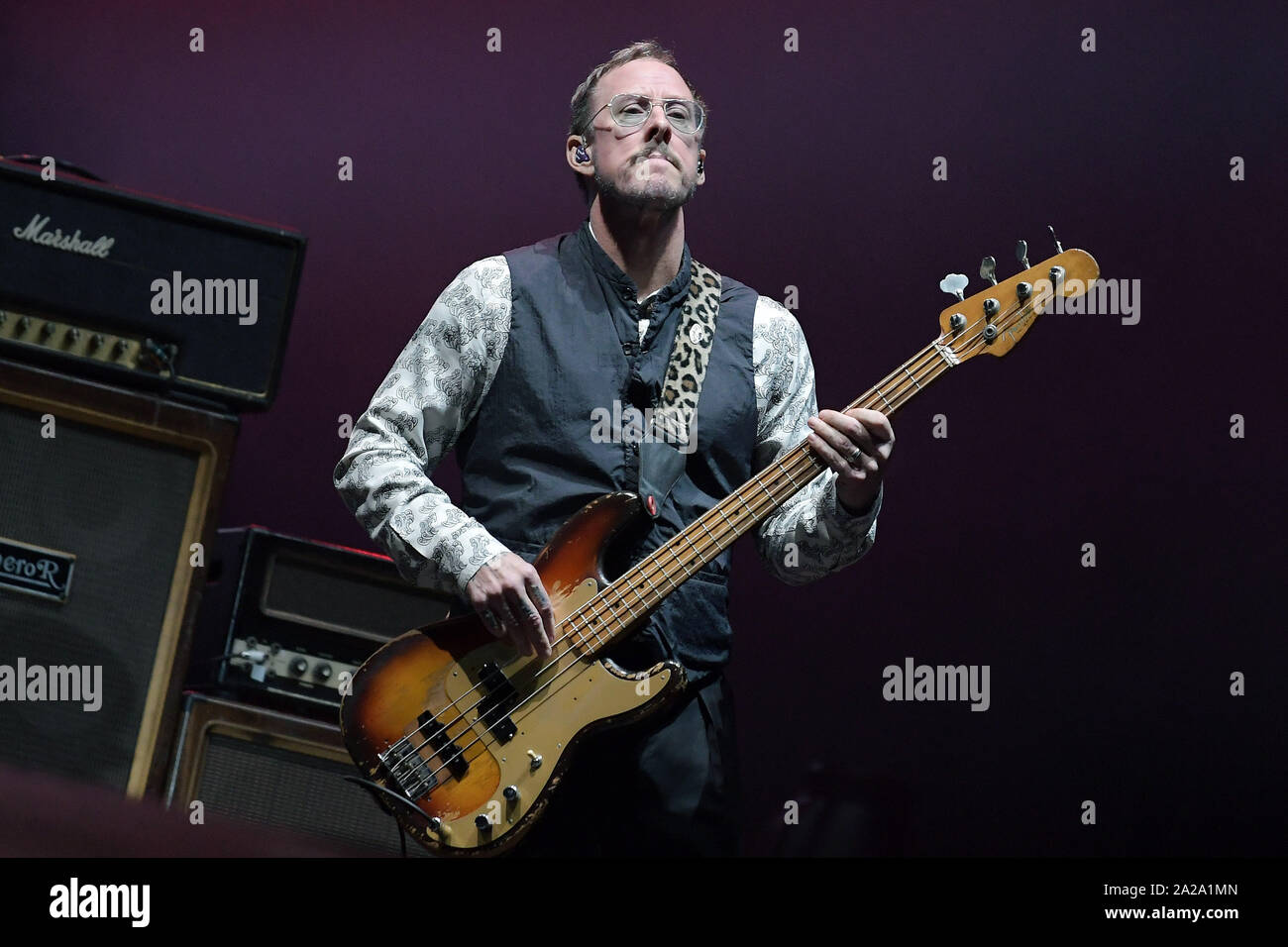 Bassist scott shriner hi-res stock photography and images - Alamy