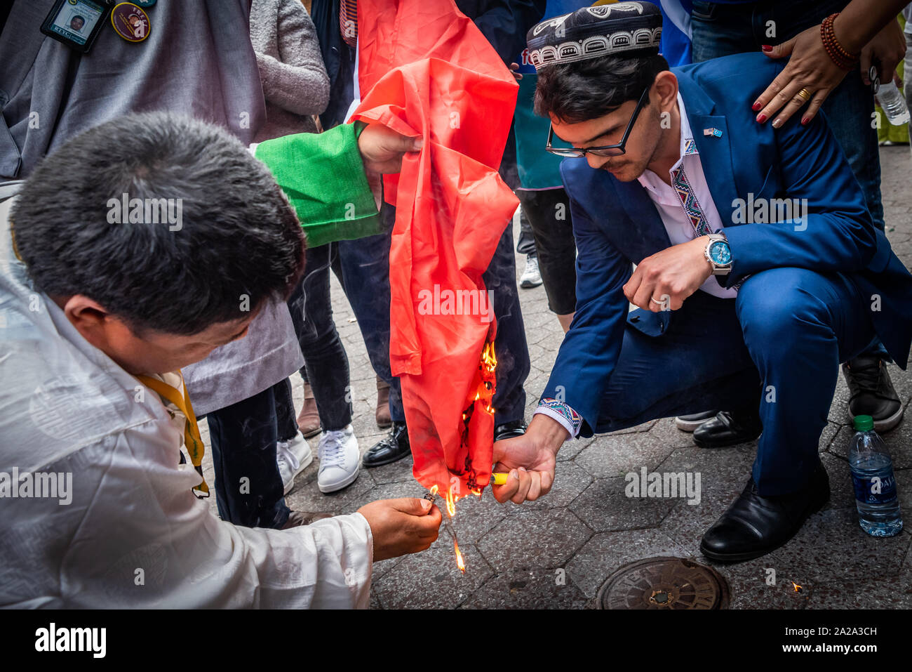 Chinese flag burning hi-res stock photography and images - Alamy