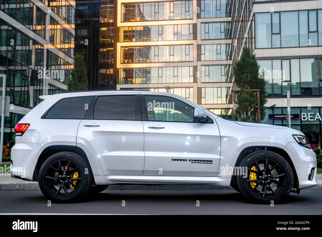 Warszawa Poland November 18 New Jeep Grand Cherokee Trackhawk 6 2 V8 717 Hp Presentation Of The Car Against The Background Of Modern Architecture Stock Photo Alamy Warszawa Poland November 18 New Jeep Grand Cherokee Trackhawk 6 2 V8 717 Hp Presentation Of The Car Against The Background Of Modern Architecture Stock Photo Alamy