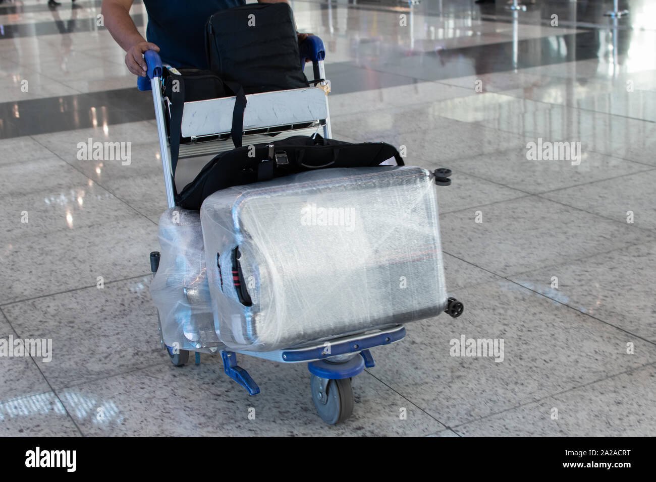 Page 2 - Airport Luggage Trolley High Resolution Stock Photography and  Images - Alamy