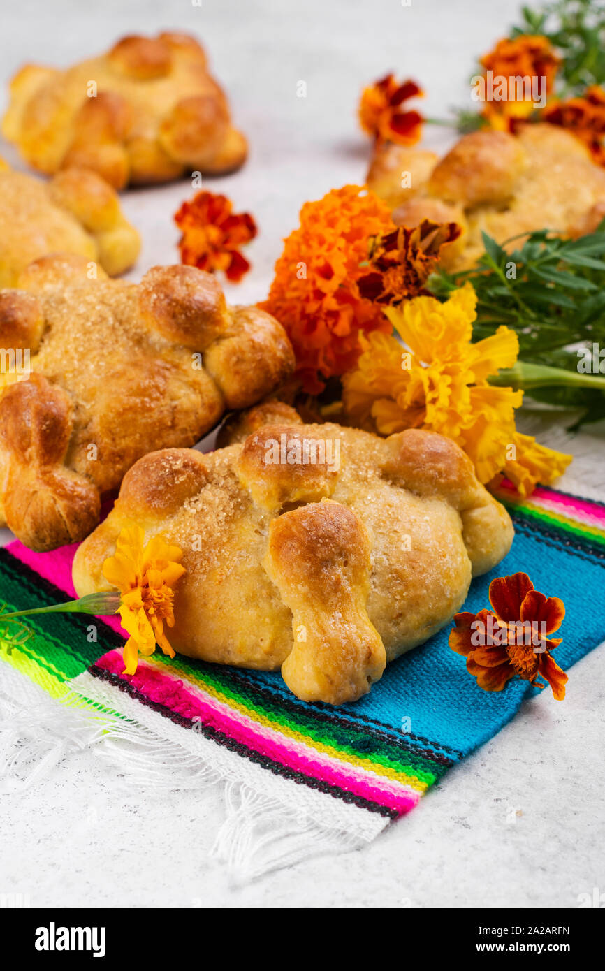 Traditional mexican pan de muertos Stock Photo Alamy