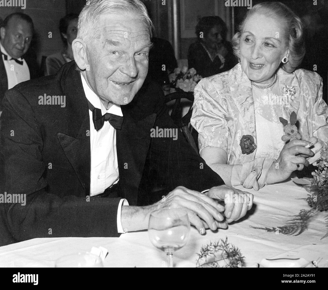 The chemist and Nobel Prize winner Frederick Soddy (1877-1956) together with Muriel Hondler, editor of the magazine "Atomic Energy", at a dinner. Stock Photo