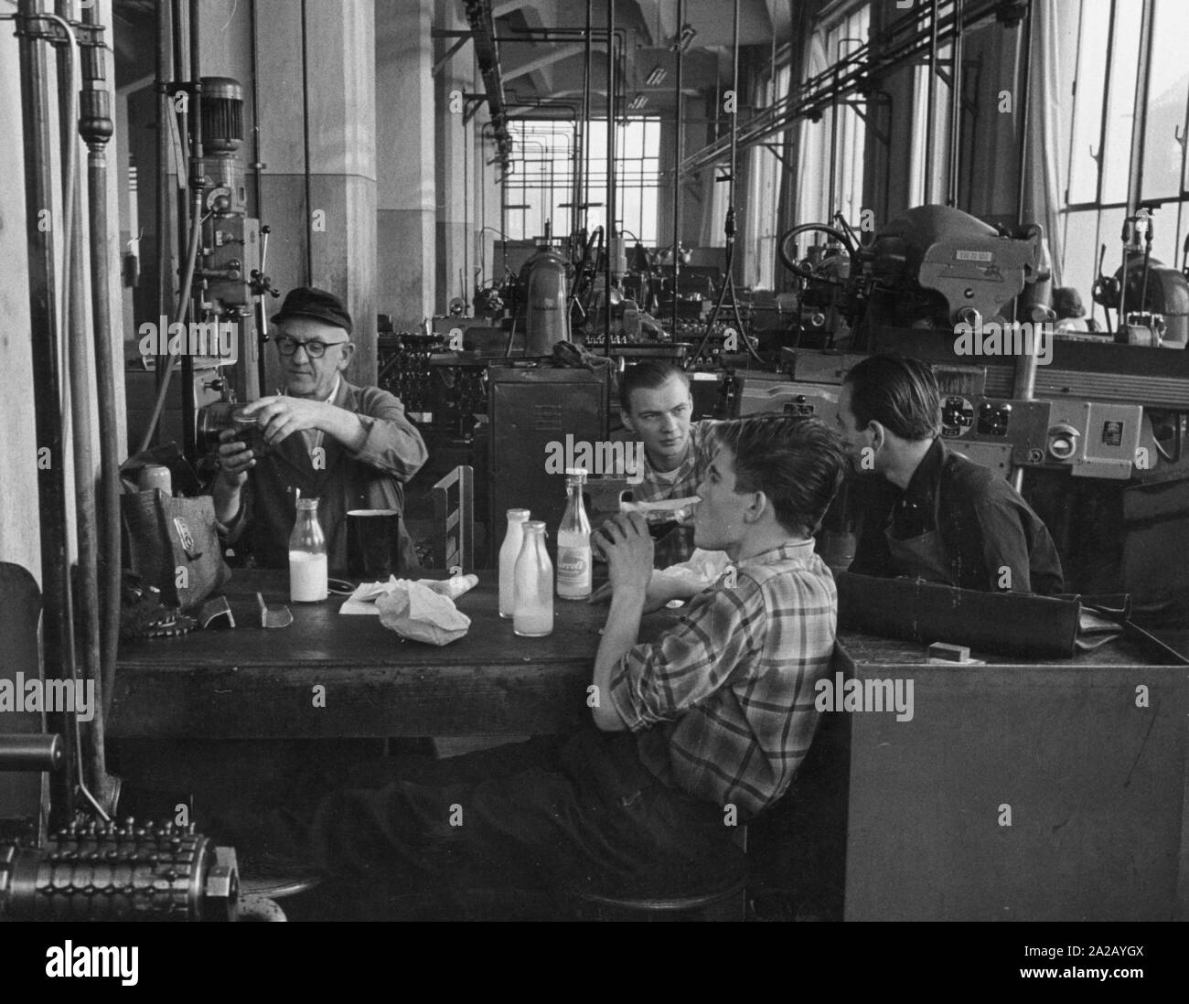 Industrial workers during a break in a factory hall Stock Photo Alamy