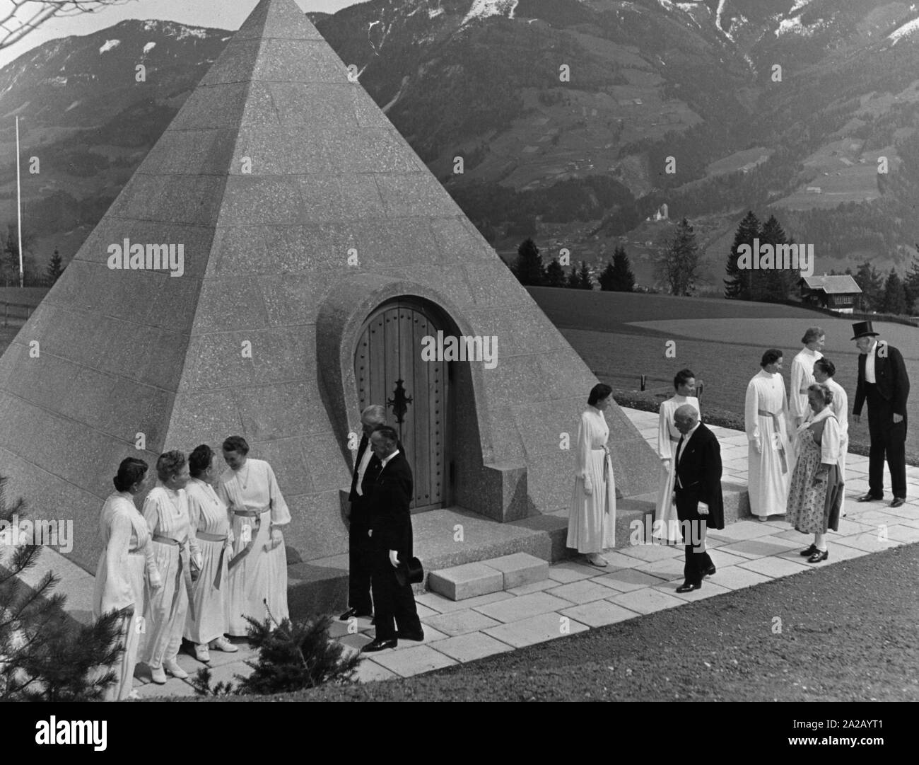 Members of the Grail Movement before the pyramid grave of its founder Oskar Ernst Bernhardt (1875-1941). Stock Photo