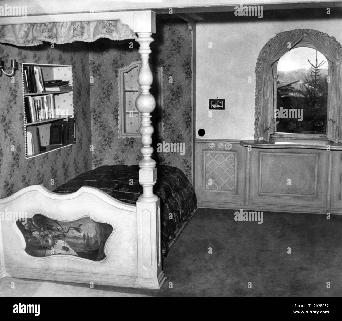 The 'Schoberhof' in Fischhausen was the home of the National Socialist politician Hans Frank and his family between 1936 and 1945. The picture shows the bedroom. Undated photo, probably in the post-war years. Stock Photo