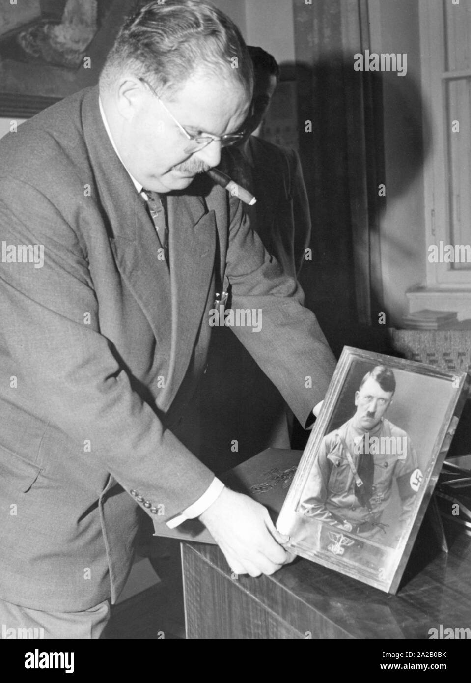 Dr. Philipp Auerbach with a Hitler picture from the property of Adolf Hitler. In 1948, a court in Munich adjudicated Hitler's possessions to the Free State of Bavaria. Stock Photo