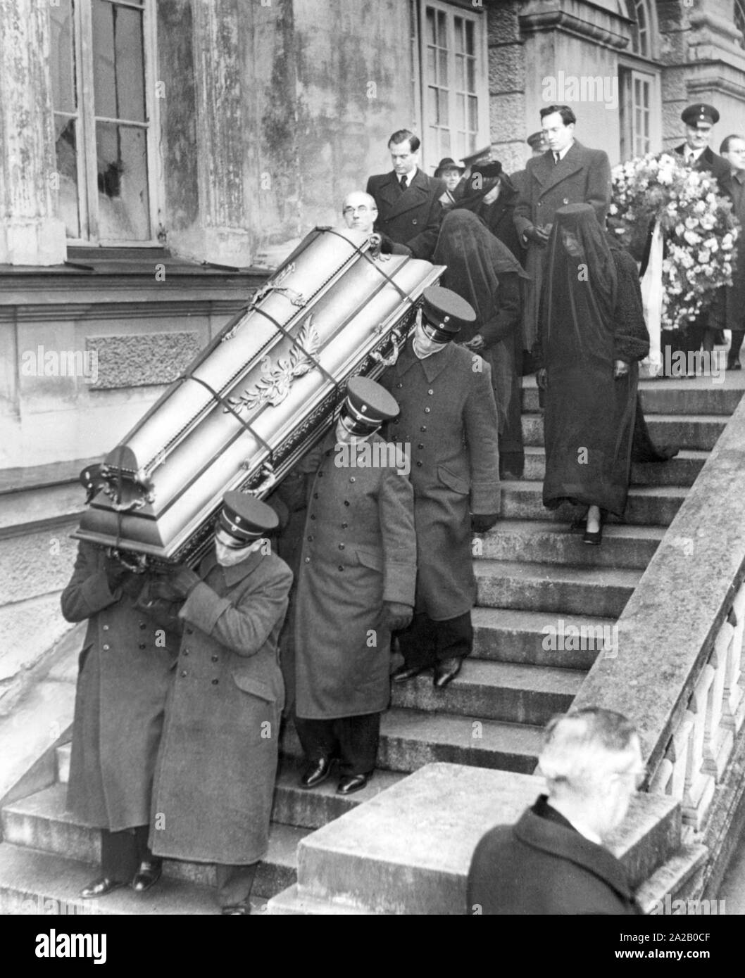 The coffin of dr. Prince Ludwig-Ferdinand is carried out of the Nymphenburg Castle. Besides his occupation as a physician, Prince Ludwig Ferdinand was also General of the Cavalry, General of the Royal Spanish Army Medical Corps and Honorary Surgeon of the Royal Spanish Academy, as well as artist and musician. Stock Photo