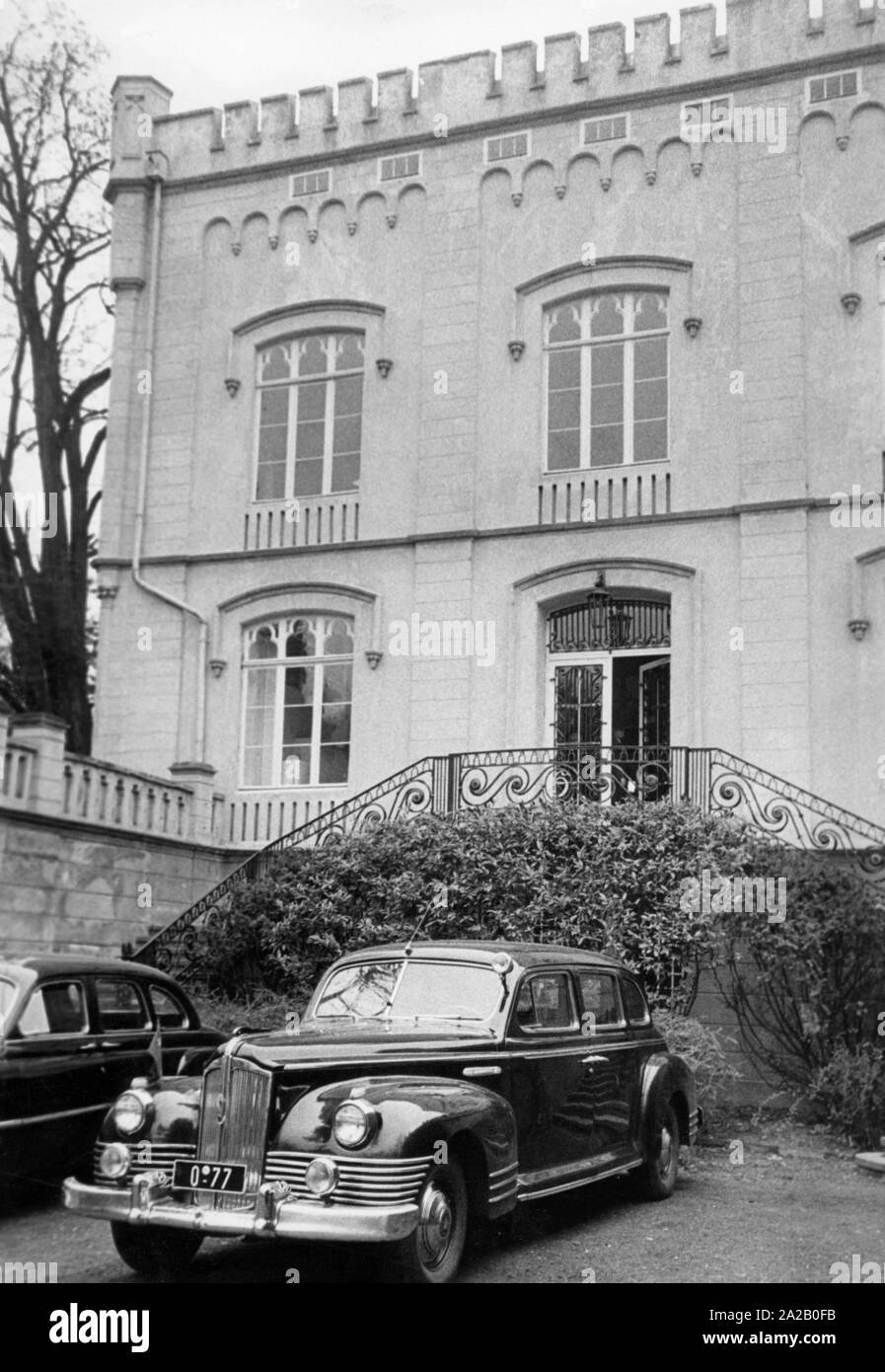 View of the 'Villa Hentzen', the seat of the Soviet Ambassador in Bonn. A limousine is parked in front of the building. Stock Photo