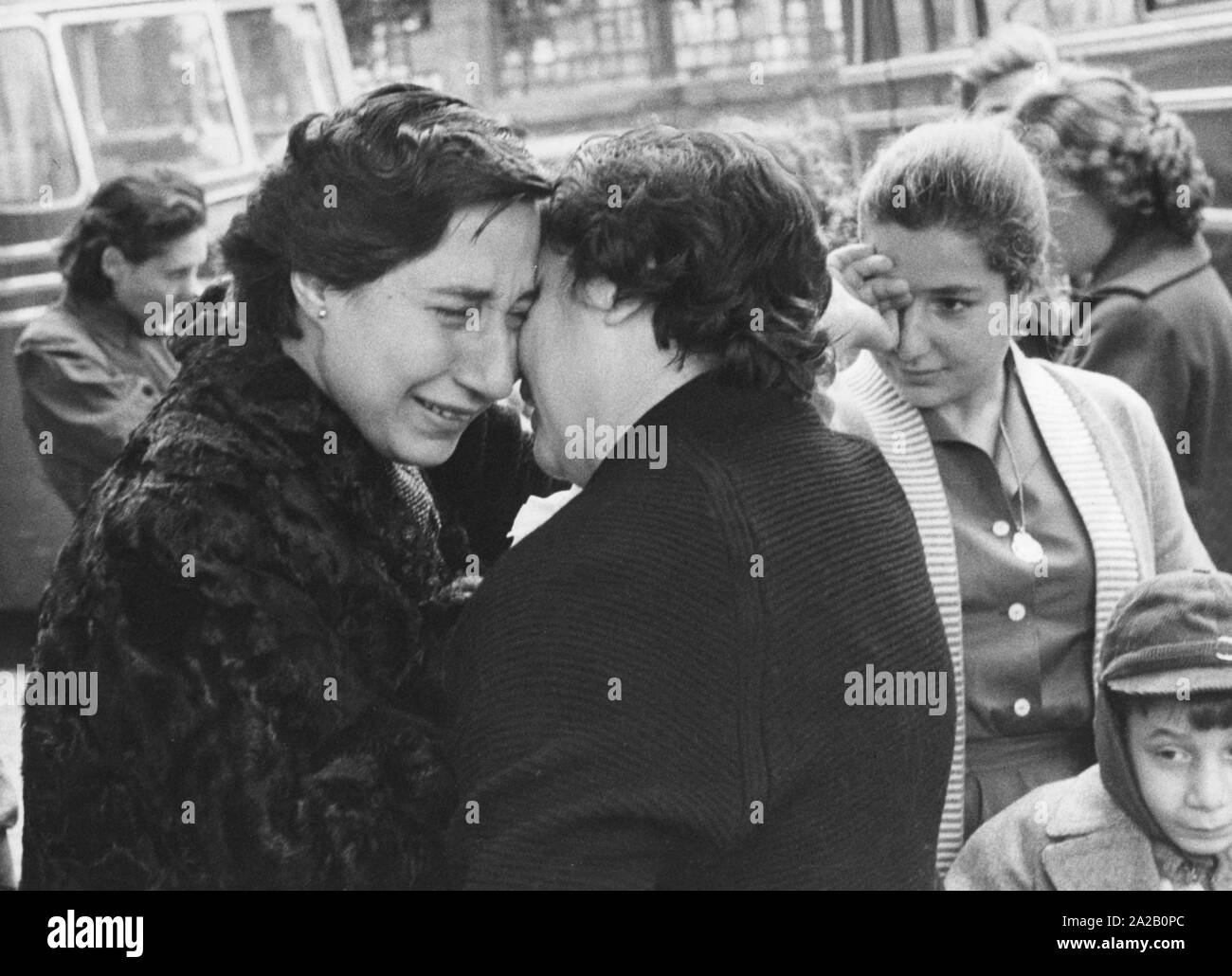 Jewish residents of Cairo abscond from hate and persecution. Here's an emotional farewell in front of the office of the airline, which takes emigrants to Rome. Copyright Notice: Max Scheler / SZ Photo. Stock Photo