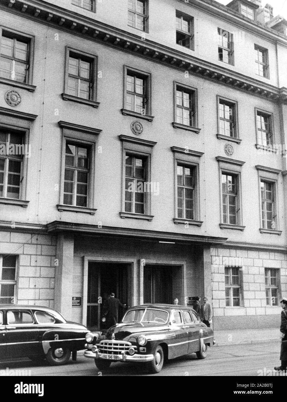 The picture shows the Langenbeck-Virchow-Haus in Luisenstrasse in Berlin. After the expropriation by the GDR in 1953, this building became the seat of the People's Chamber, the highest constitutional body of the GDR. In 1976, the People's Chamber finally moved to the Palace of the Republic and the building went to the Academy of Arts. The picture shows how members of the People's Chamber are entering the building. Two service cars stand in front of the building. Stock Photo