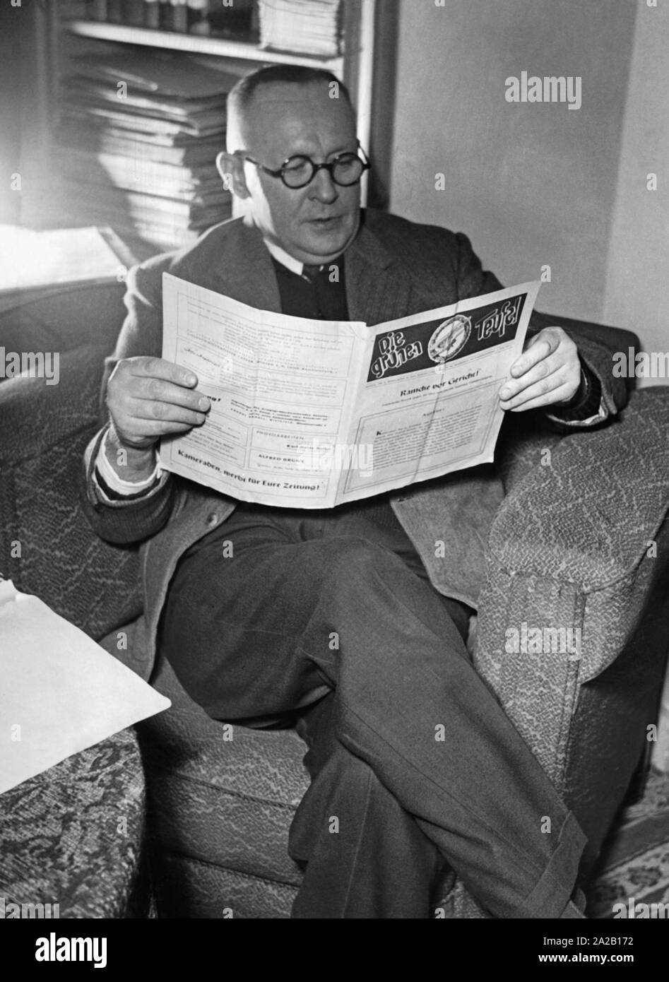 General Kurt Student after his release from captivity. Student was Colonel General of the Air Force in World War II and highest ranking general of the parachute troop of the Wehrmacht. Pictured: Student reads the monthly 'Die gruenen Teufel'. (undated photo) Stock Photo