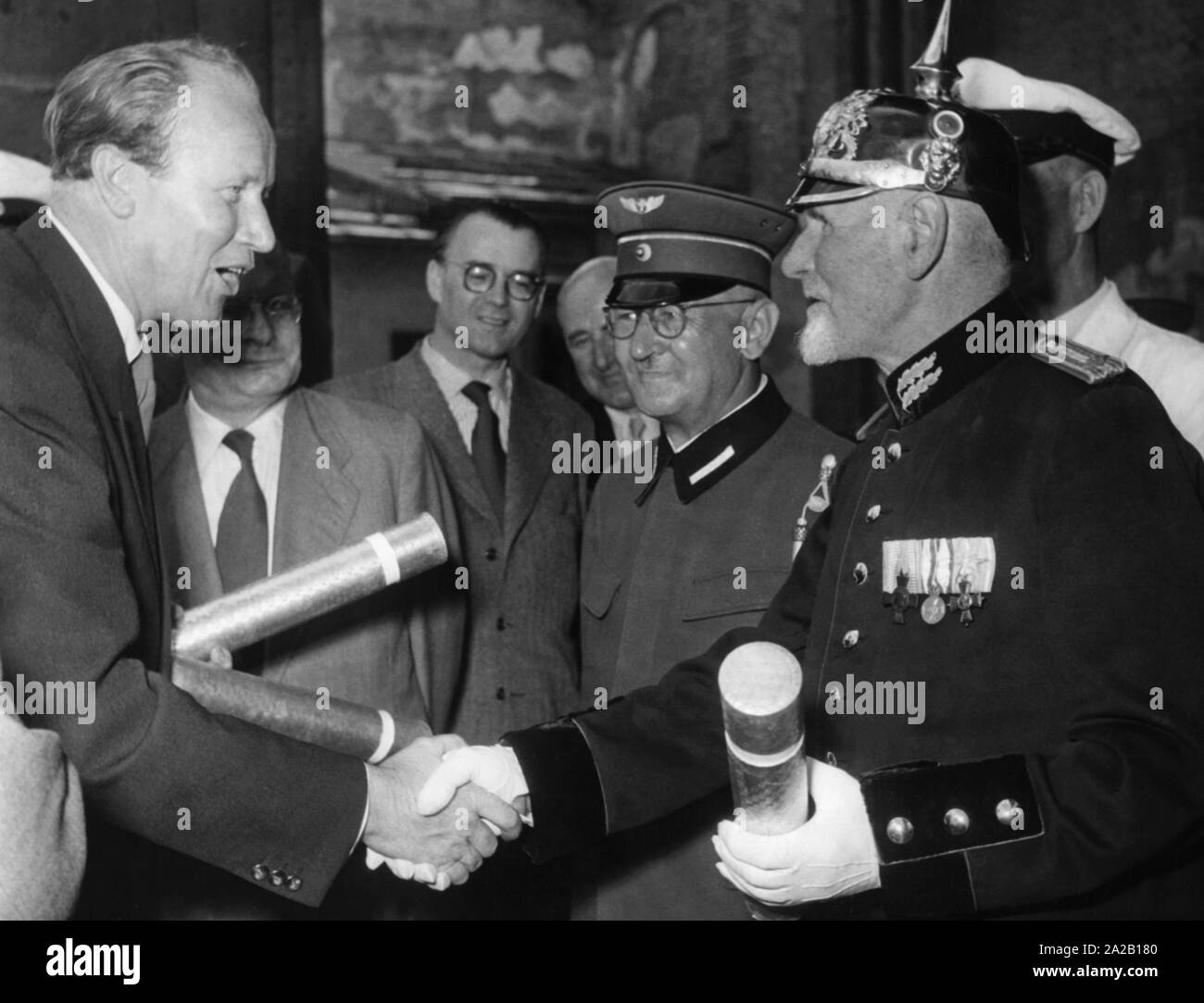 Joseph Stroebl, Chairman of the Traffic Parliament (Verkehrsparlament - a discussion forum) of the Sueddeutsche Zeitung (left). Undated photo, probably at the beginning of the 1960s. Stock Photo