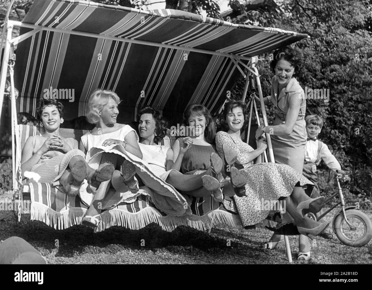 Actress Ada Tschechowa (right) introduces five young actresses at a garden party. From left: daughter Vera, Anette, Dorit, Carola and Ute. The boy on the right is Vera's son Nikolaus Glowna. Stock Photo