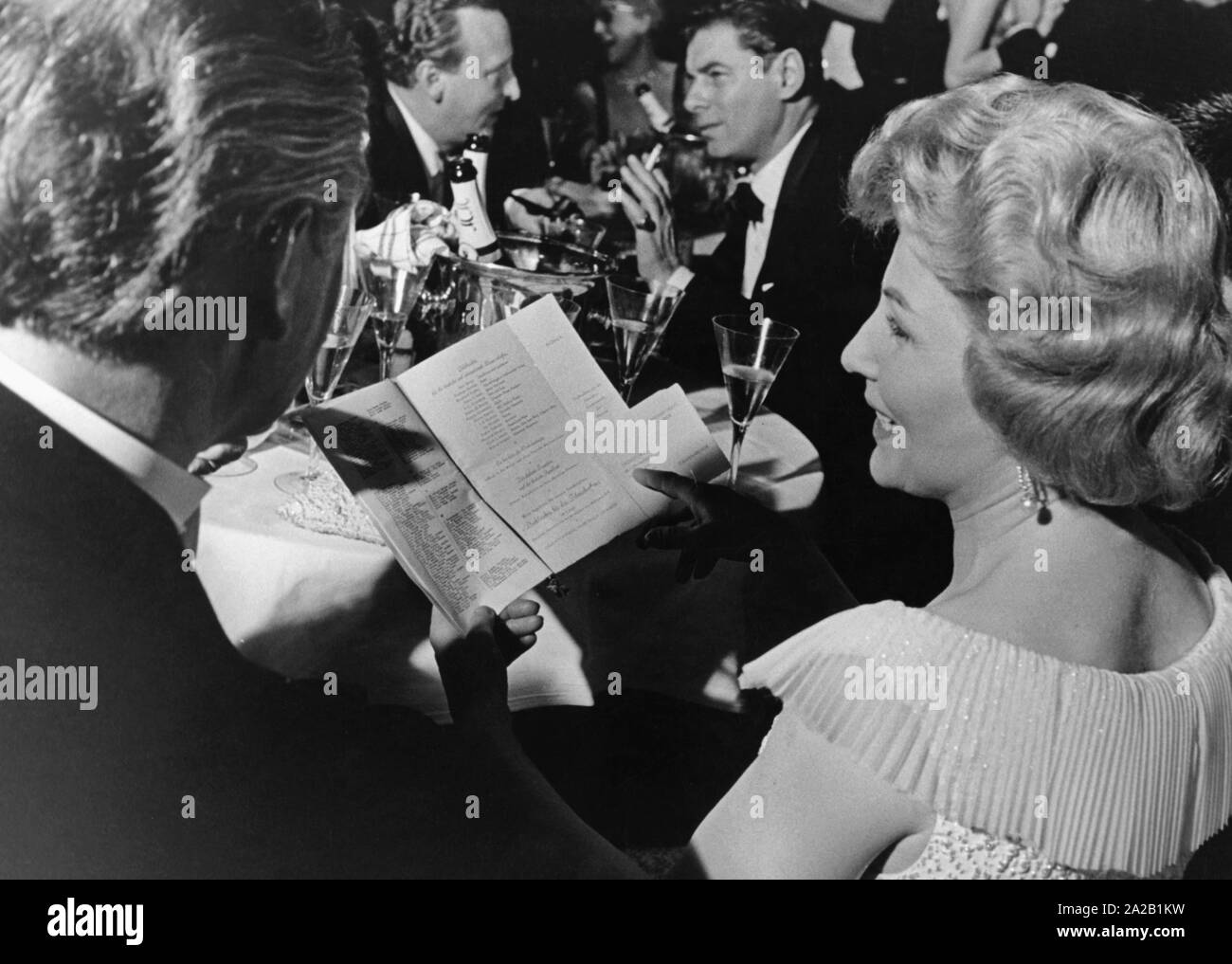 The high society meets (presumably) at the Bal pare (grand ball) of the Muenchner Illustrierte. Stock Photo