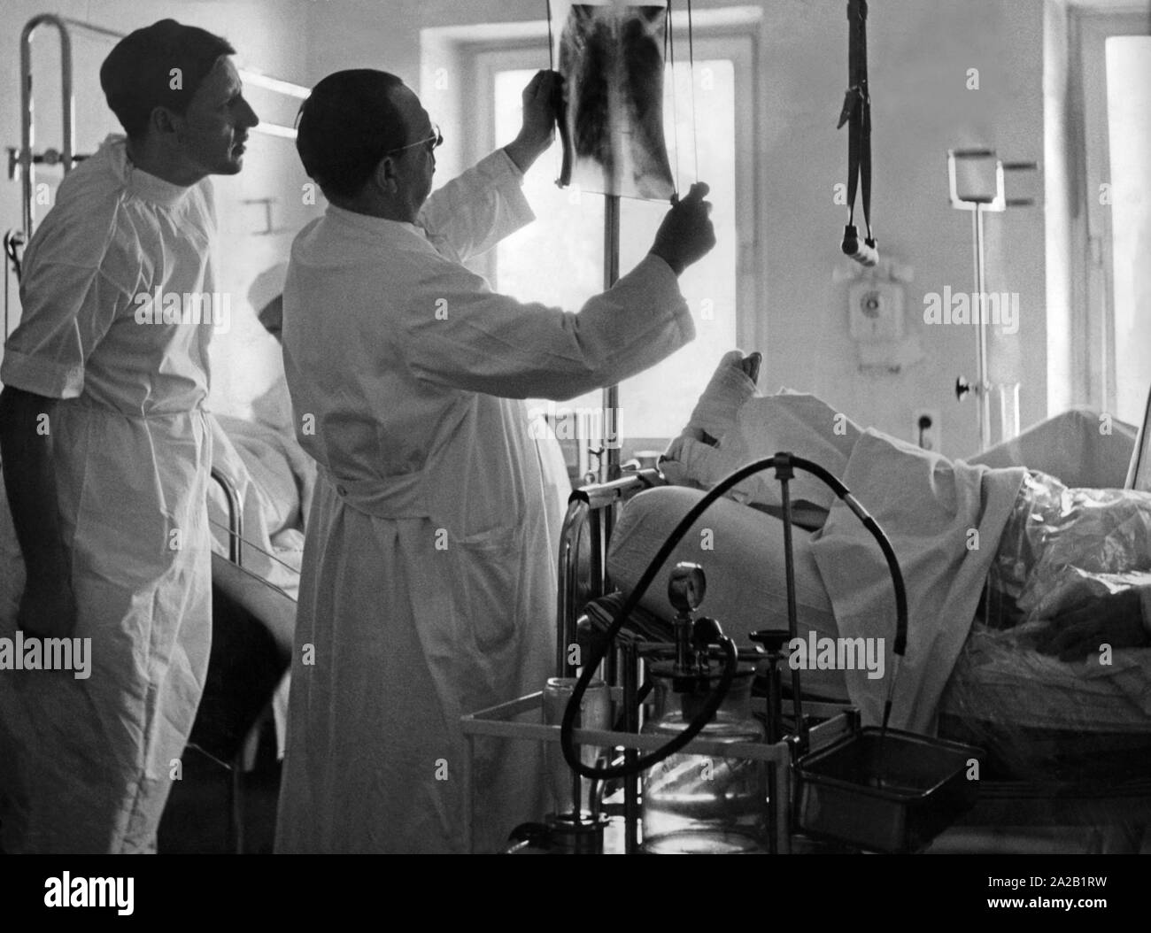Prof. Dr. Georg Maurer (2nd from left) at the Rechts der Isar Hospital in Munich at the bed of Matt Busby, the coach of the British football team Manchester United, who was injured during a plane crash at the airport Riem on 06.02.1958. Stock Photo