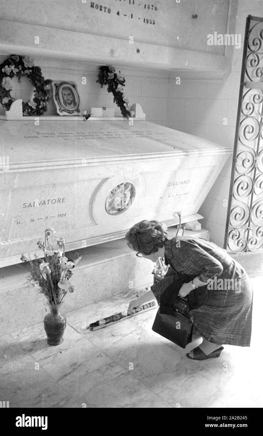 Giuliano, Salvatore, 16.11.1922 - 5.7.1950, Sicilian bandit, his mother  Maria Lombardo after released from prison, with her nephew Pistrino Gaglio,  Palermo, 21.1.1950 Stock Photo - Alamy