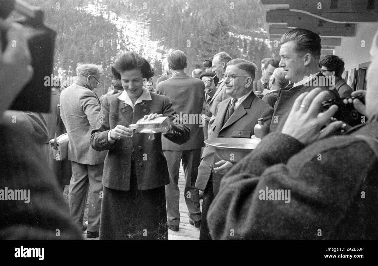 Excursion of the high nobility around Leopold III, then king of Belgium, to Hinterriss in Tyrol. The picture shows Mary Lilian Baels (Princess of Rethy), the wife of the Belgian King with guests. Stock Photo