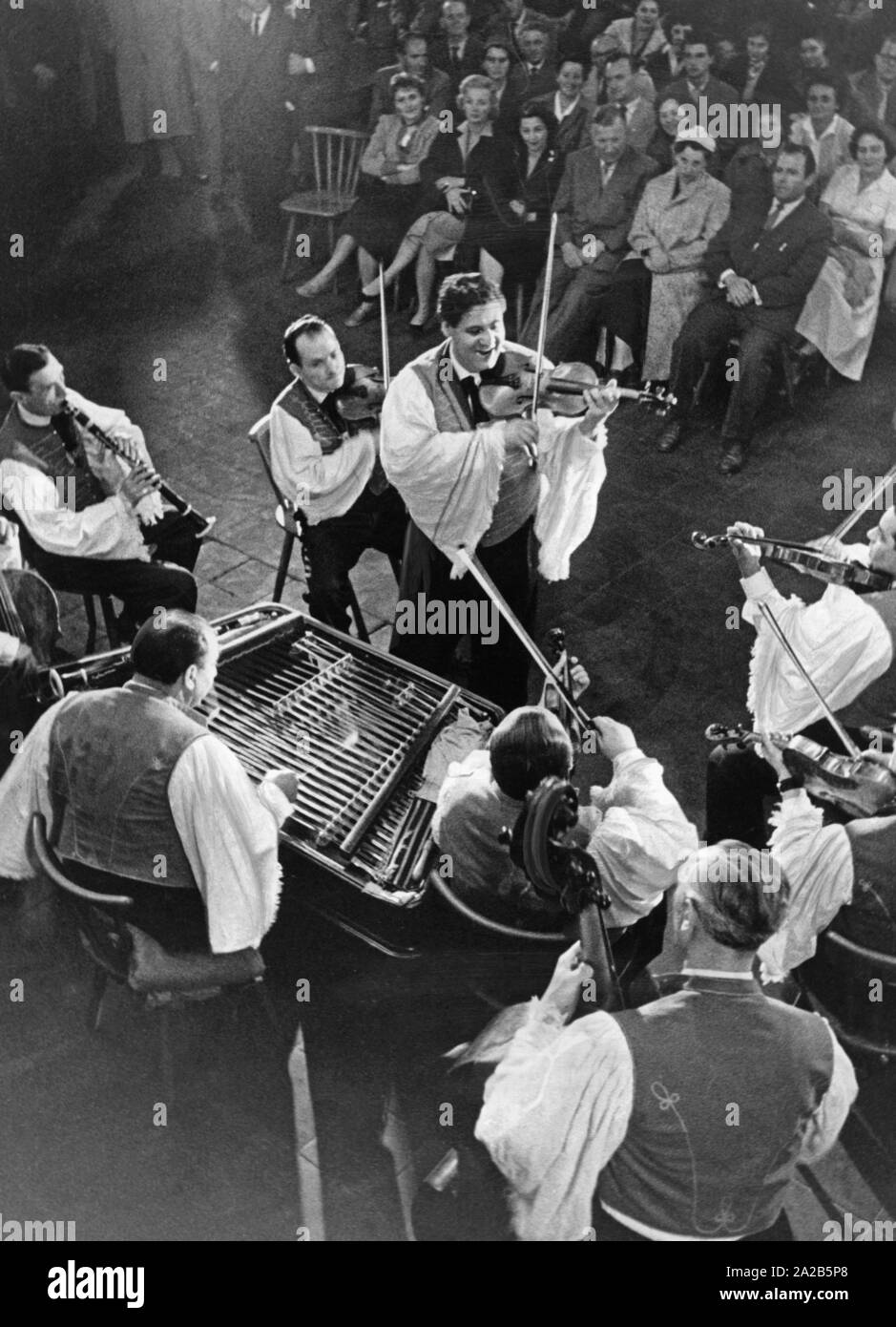 A group of musicians plays Hungarian folk music. Here probably a scene from the operetta 'Der Zigeunerprimas' (undated photo). Stock Photo