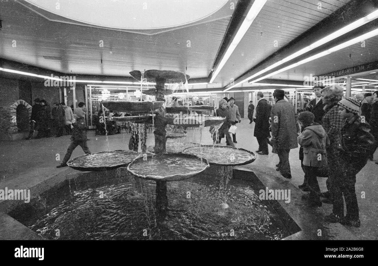 1970s clothing store Black and White Stock Photos & Images - Alamy