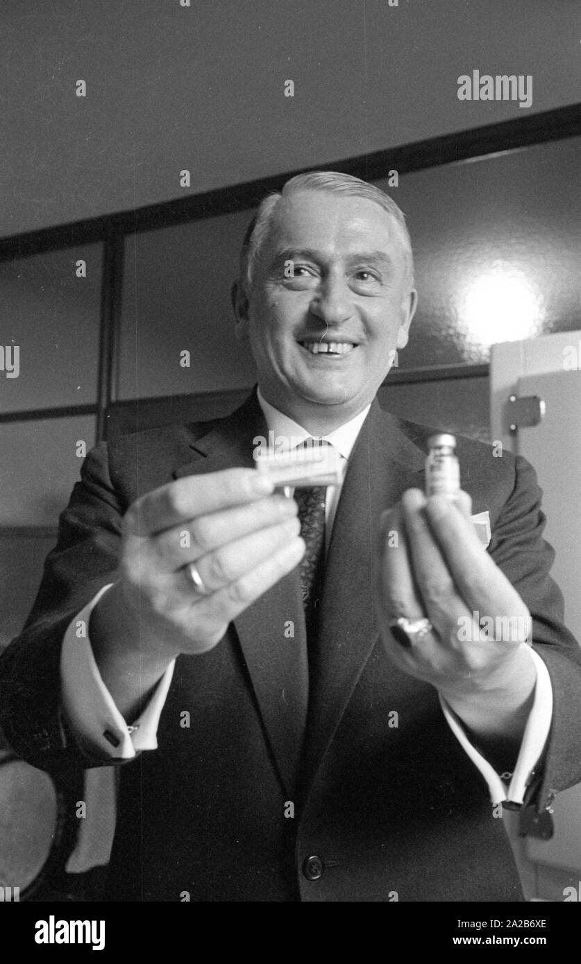 Immunization action in Konstanz with a newly developed flu vaccine of the Ravensberg Chemische Fabrik, an employee with ampoules of the new vaccine. Around 1960 committees recommended the vaccination against influenza viruses for the first time in the Federal Republic of Germany. Stock Photo