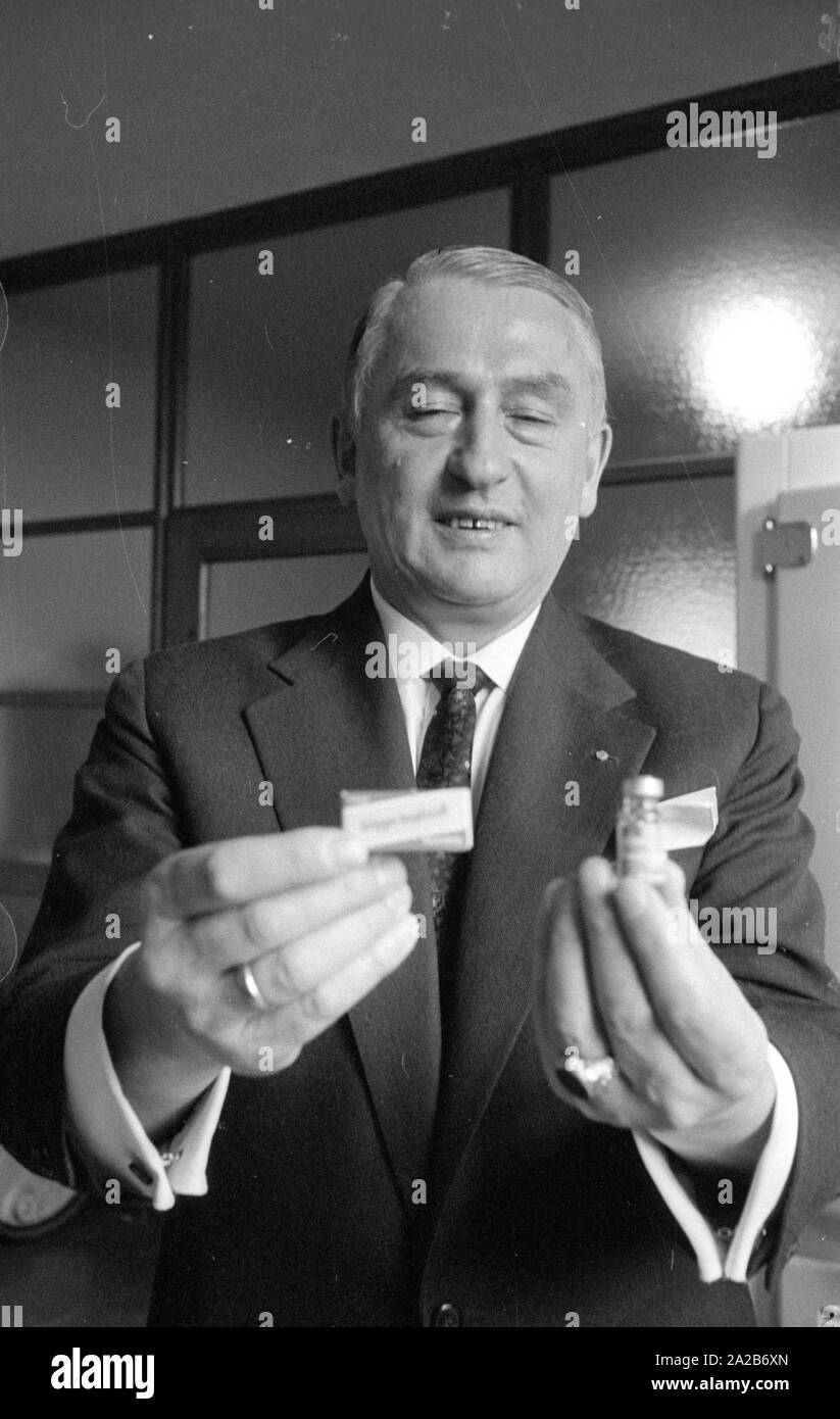 Immunization action in Konstanz with a newly developed flu vaccine of the Ravensberg Chemische Fabrik, an employee of the factory with the new vaccine. Around 1960 committees recommended the vaccination against influenza viruses for the first time in the Federal Republic of Germany. Stock Photo