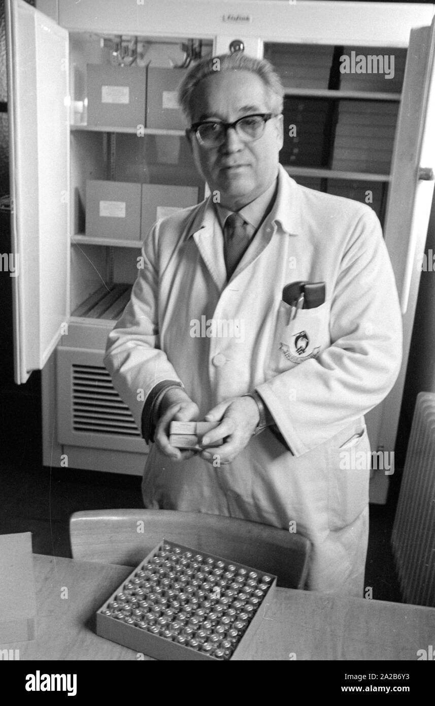 Immunization action in Konstanz with a newly developed flu vaccine of the Ravensberg Chemische Fabrik. An employee of the factory with ampoules of the new agent in front of a medicine cabinet. Around 1960 committees recommended the vaccination against influenza viruses for the first time in the Federal Republic of Germany. Stock Photo