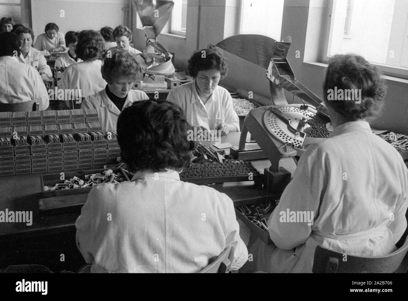 Packaging of vaccines in the chemical factory Ravensberg, the producer of the new vaccine. Around 1960 committees recommended the vaccination against influenza viruses for the first time in the Federal Republic of Germany. Stock Photo
