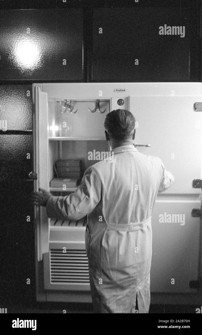 Immunization action in Konstanz with a newly developed flu vaccine of the Ravensberg Chemische Fabrik, a factory employee at a medicine cabinet. Around 1960 committees recommended the vaccination against influenza viruses for the first time in the Federal Republic of Germany. Stock Photo