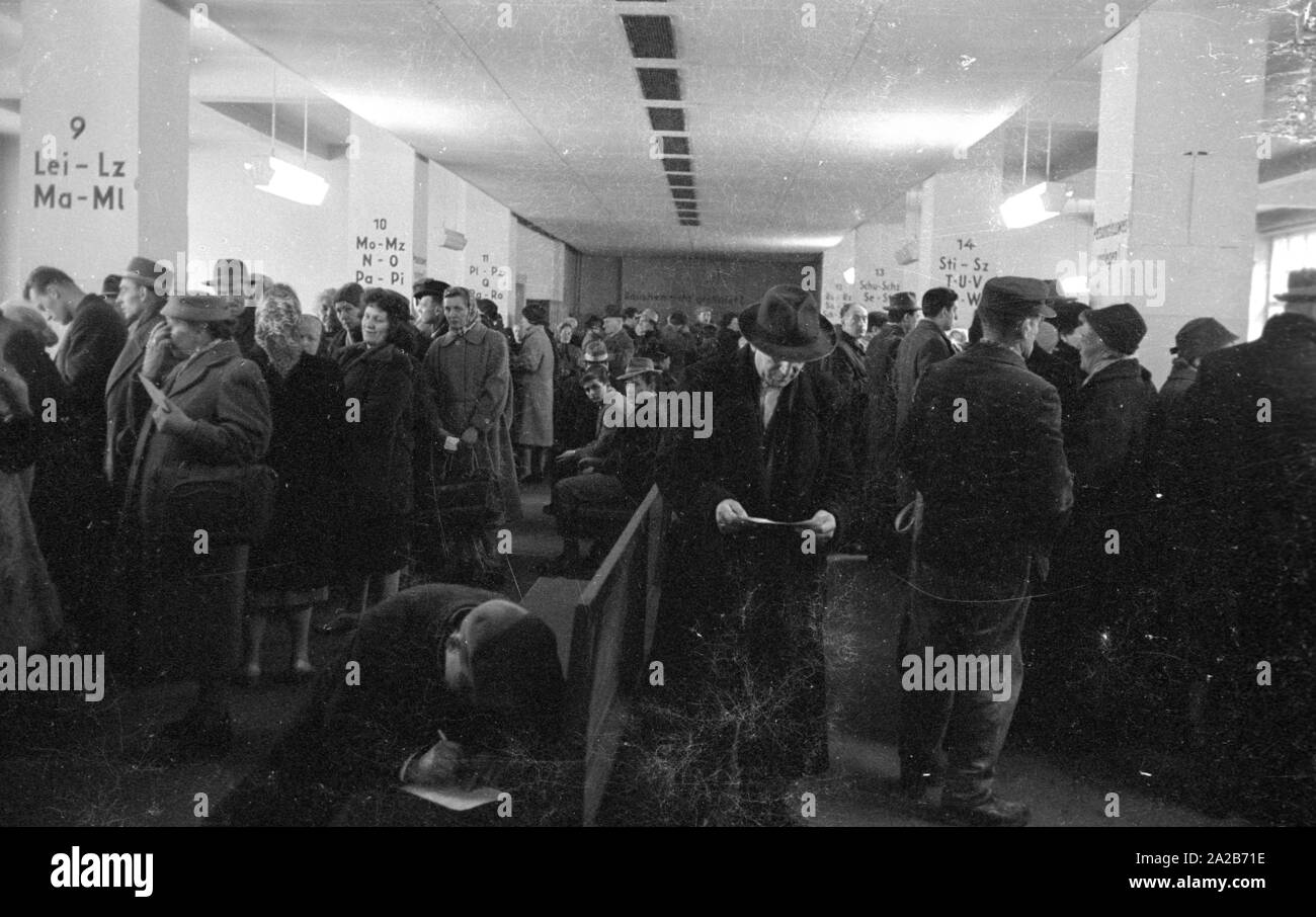 People stand in line to receive flu vaccine. Vaccination action in Konstanz with a newly developed flu vaccine of the Ravensberg Chemische Fabrik. Around 1960 committees recommended the vaccination against influenza viruses for the first time in the Federal Republic of Germany. Stock Photo