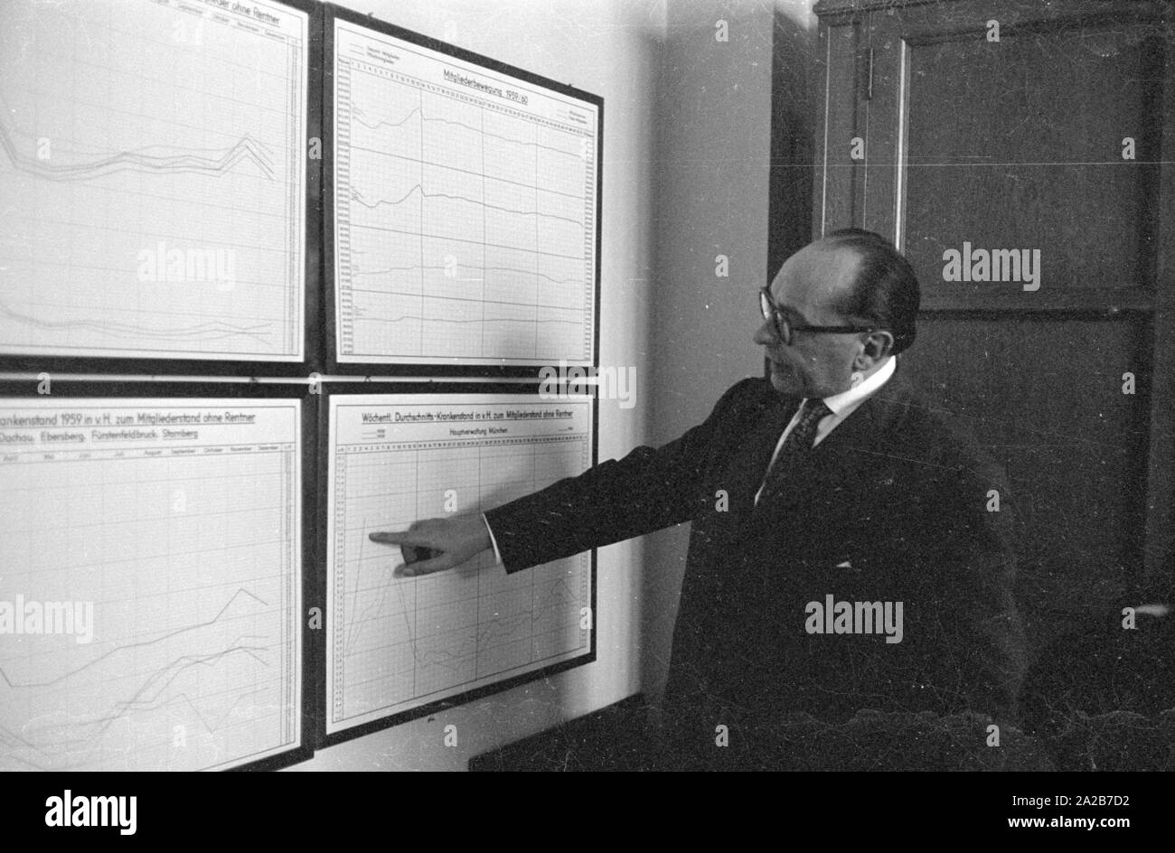 Introduction of a new flu vaccine of the Ravensberg Chemische Fabrik. An employee demonstrates test results based on graphics. Stock Photo