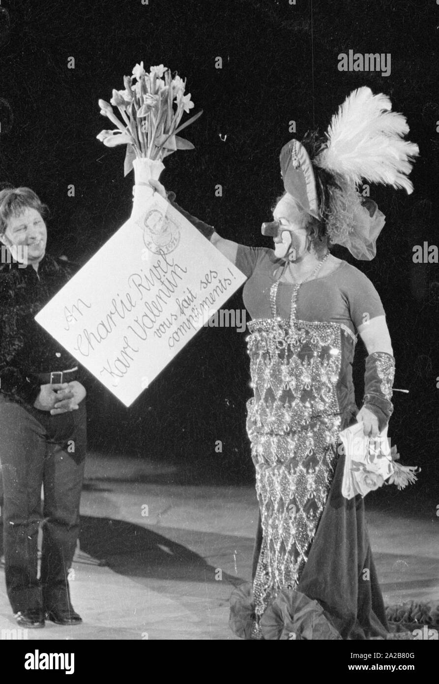The Spanish clown Charlie Rivel during a performance in 1971. In his hand he holds a postcard with a compliment to Karl Valentin (already deceased at the time) and a bouquet of flowers. Stock Photo