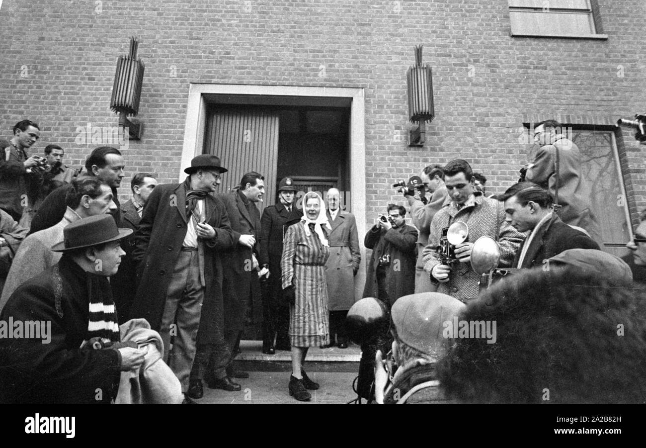 The veterans' organization 'Association of Jewish Ex-Servicemen and Women' (AJEX) organized a silentmarch from Marble Arch to the German Embassy on January 17, 1960, in protest against the resurgence of Nazism in Europe. Individual citizens participate, as well as other organizations of the Second World War. A letter of protest is presented to the German ambassador at the embassy. Here: Claudette Kennedy, Chairwoman of the 'Association of Nazi Camp Survivors, Gt. Britian and Northern Ireland 'in front of the Embassy of Germany. She wears the dress she wore during her imprisonment in the Stock Photo