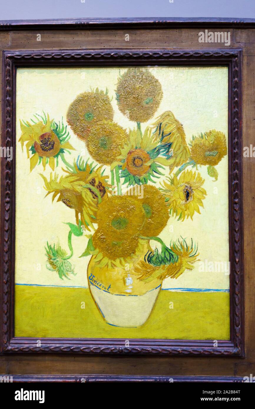 Van Gogh Sunflowers National Gallery Painting by Vincent van Gogh, the Sunflowers in the National Gallery of  London, Trafalgar Square, London Dome Stock Photo - Alamy