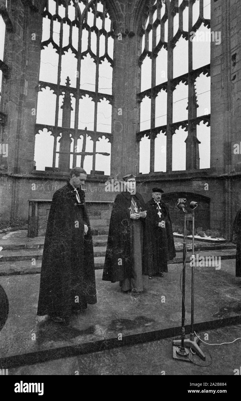 The foundation stone laying of the 'International Center for Reconciliation' takes place in the ruin of St Michael's Cathedral. On the left, Reverend Bill Williams, the pastor of Conventry, on the right, German Bishop Otto Dibelius. In the background on the altar, the Charred Cross of Coventry. Stock Photo