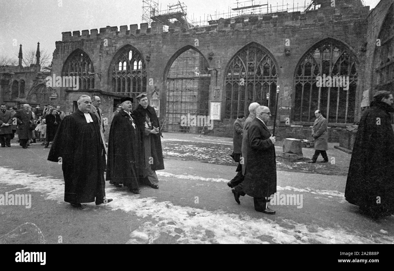 The German bishop, Otto Dibelius, participates at the groundbreaking ceremony  of the 'International Center for Reconciliation' in the ruin of the destroyed St Michael's Cathedral. On the right at the edge, Reverend Bill Williams, the pastor of the ruined Cathedral. Stock Photo