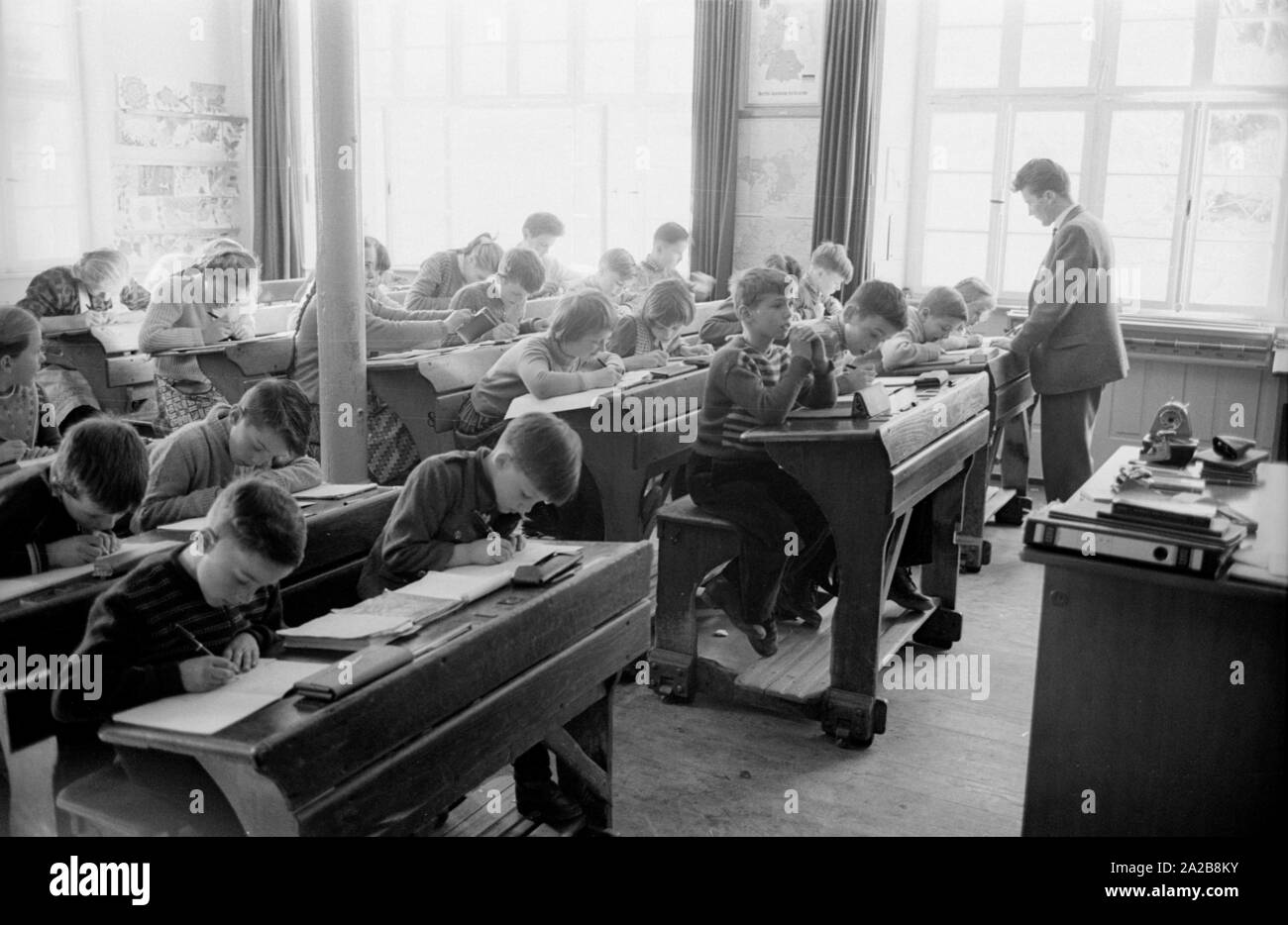 School class during class in the village Zastler in the Black Forest. The photo was taken as part of a report on the village of Zastler, which was referred to as a 'Staatskolchose' (state collective farm) and led to discussions at the beginning of 1960. The background to the name is the fact that the majority of farms belonged to the state or the State Forestry Administration. Stock Photo