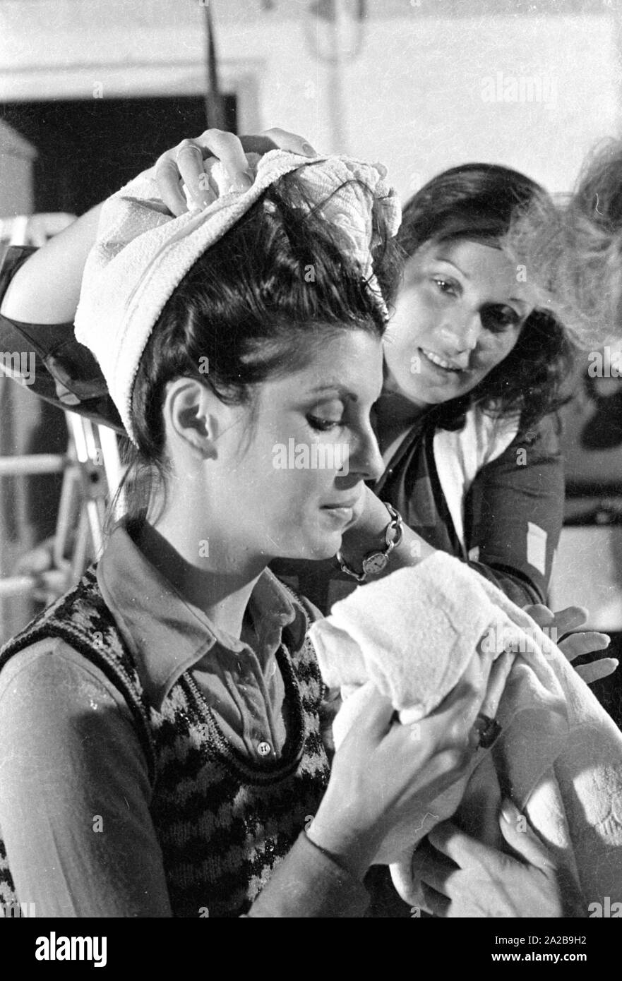 The American actress Tina Sinatra (l.) at a filming, probably for the TV series 'It Takes a Thief'. Stock Photo