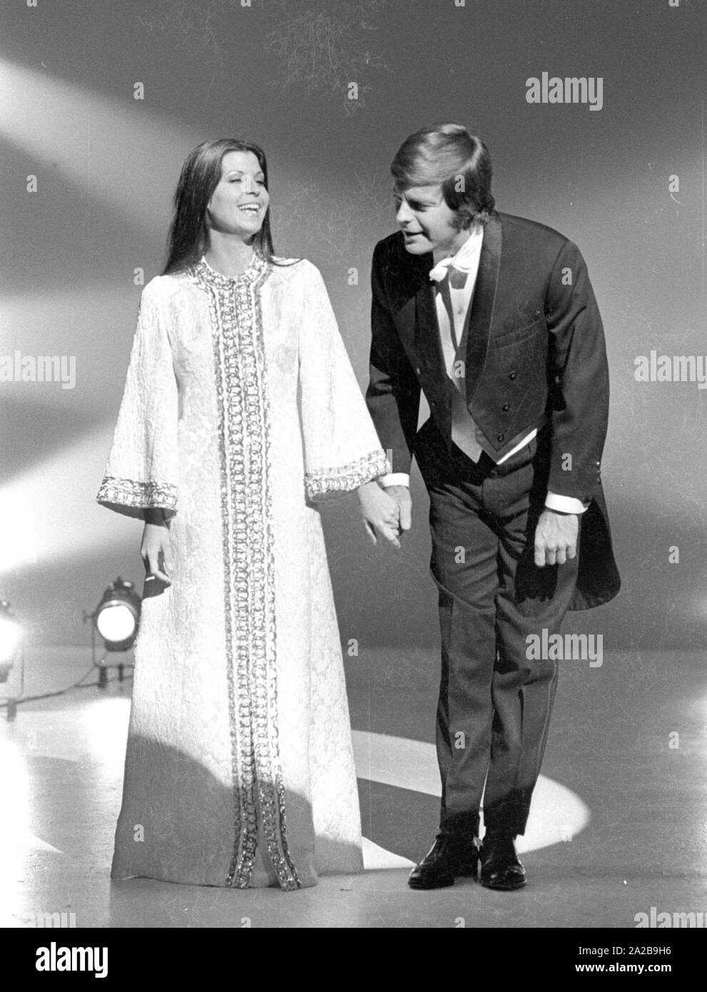 The American actors Tina Sinatra and Robert Wagner at a shooting, probably for the TV series 'It Takes a Thief', in which Wagner plays the lead role. Stock Photo