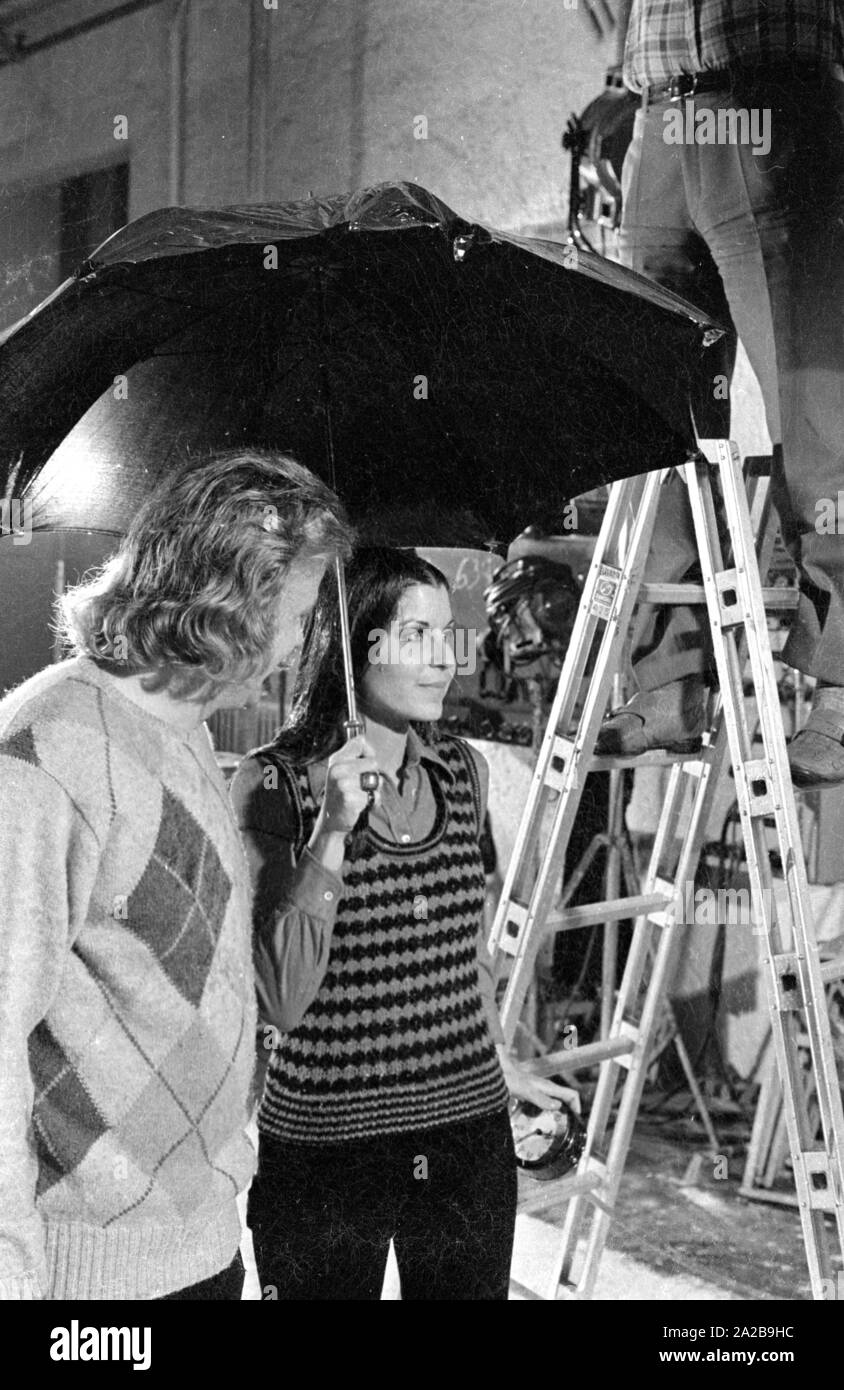 The American actress Tina Sinatra (r.) at a filming, probably for the TV series 'It Takes a Thief'. Stock Photo