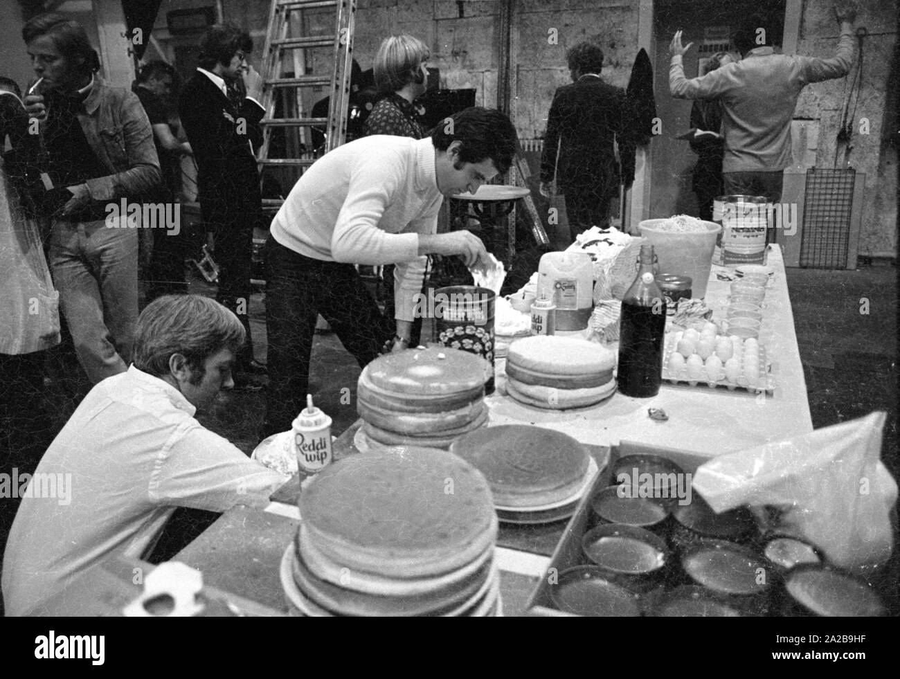 Preparations for a scene with pie throwing, probably at the filming of the TV series 'It Takes a Thief'. Stock Photo