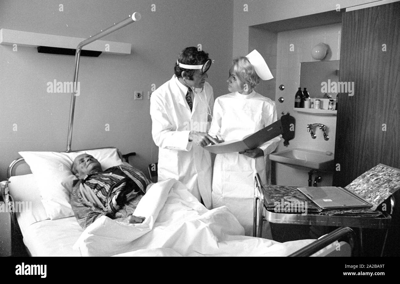 Doctor nurse and patient Black and White Stock Photos & Images - Alamy