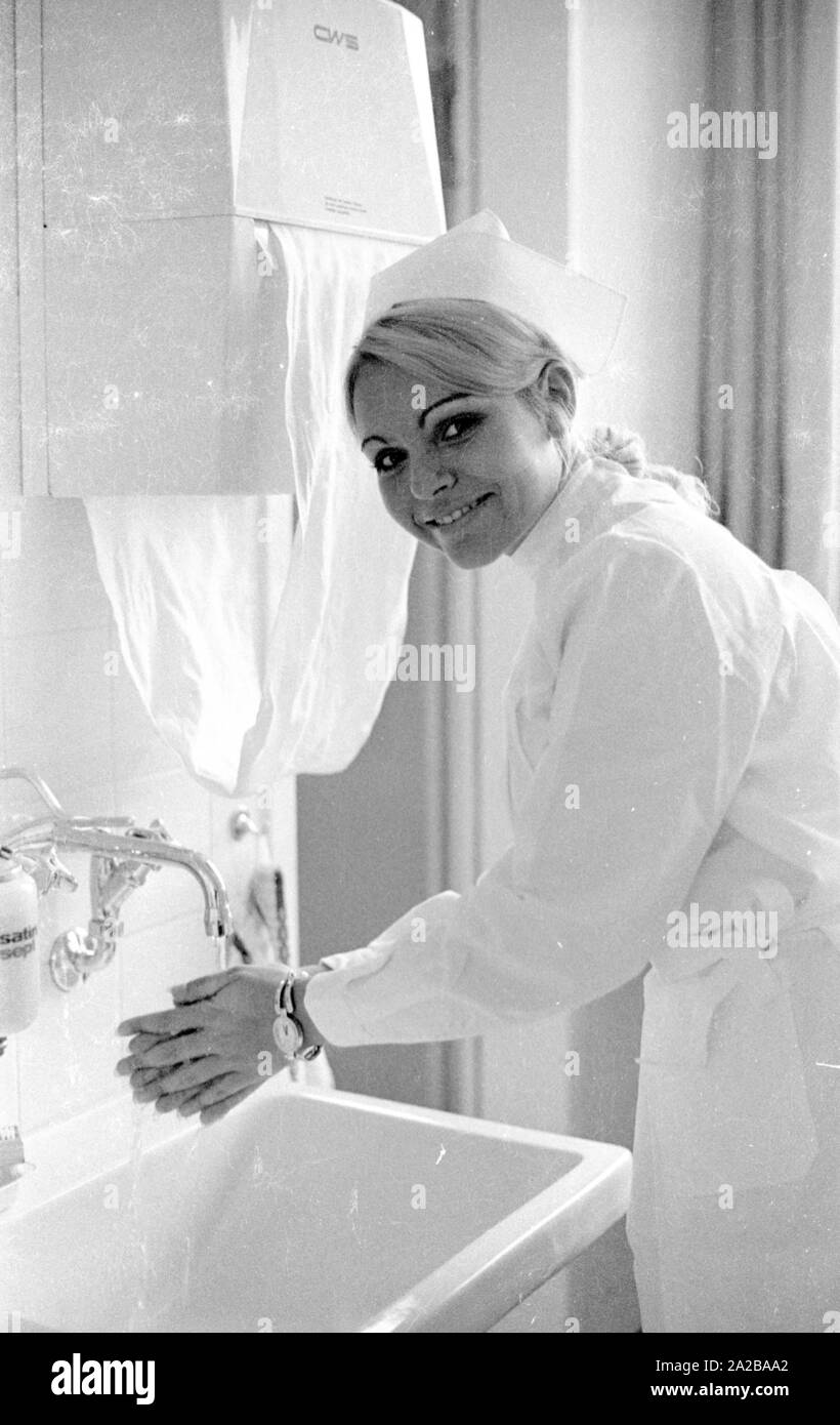 A nurse washes her hands Stock Photo - Alamy