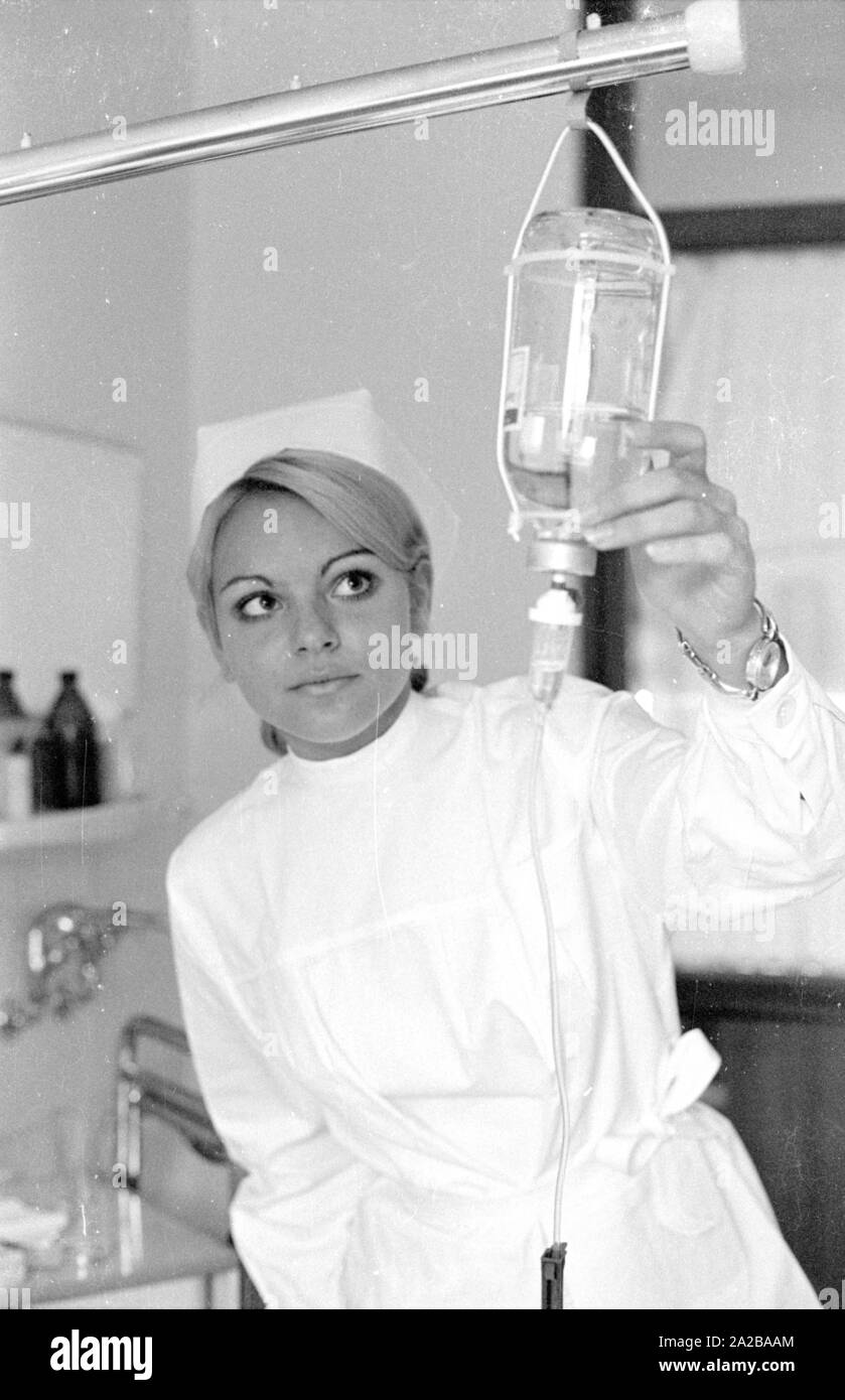 Vintage nurse hi-res stock photography and images - Alamy