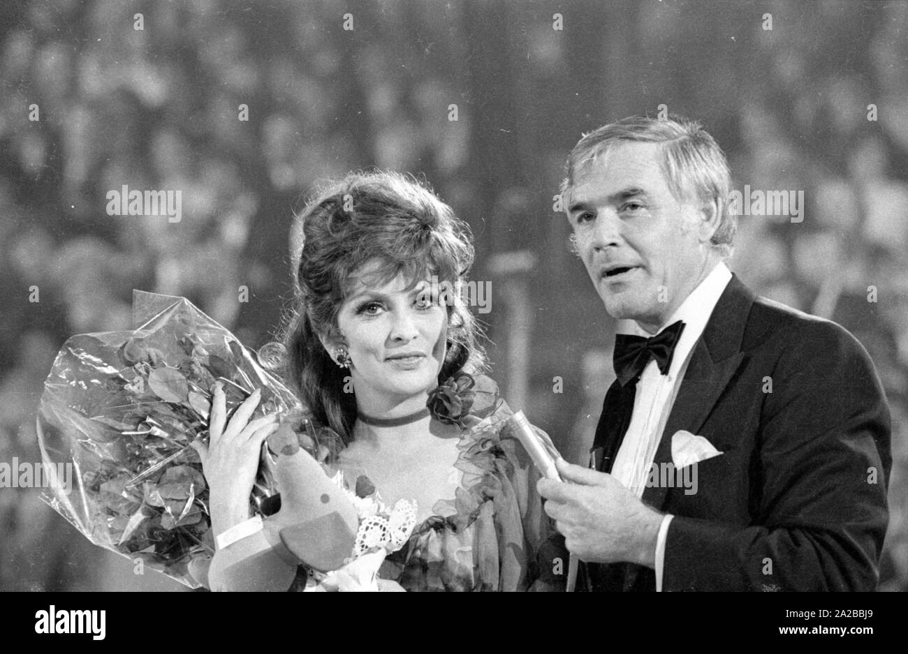 The Italian actress Luigina 'Gina' Lollobrigida and the German actor and presenter Joachim 'Black' Fuchsberger in the TV show 'Stars in der Manege'. Stock Photo