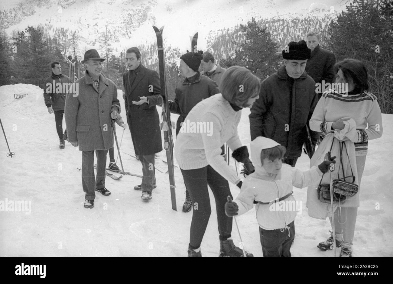 Farah Diba (2nd from the right), wife of the Iranian Shah Mohammad Reza Pahlavi, with her daughter Farahnaz (1st from the right) skiing in St. Moritz in 1968. Stock Photo