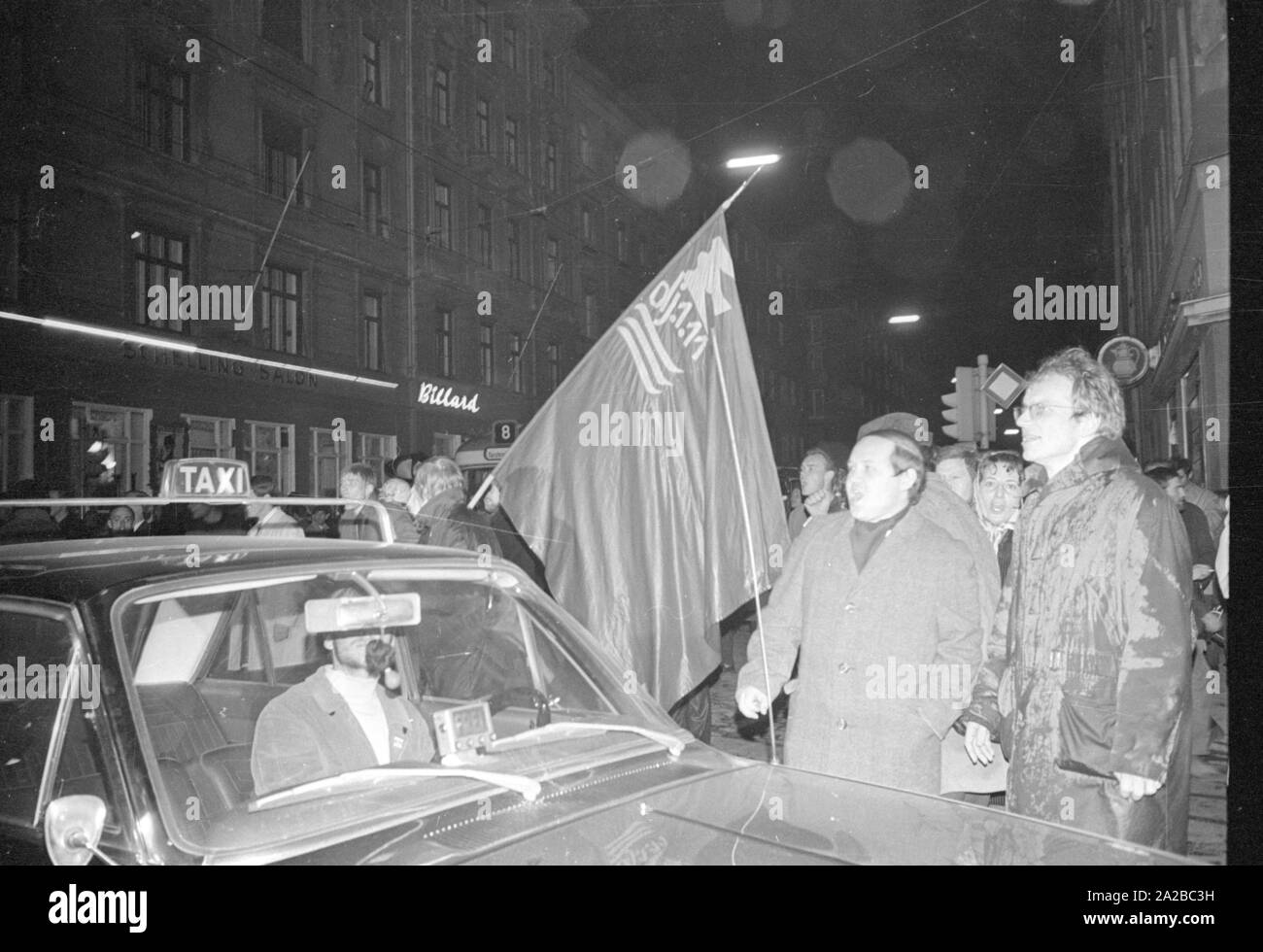 After the assassination attempt on Rudi Dutschke, actions took place against the Springer publishing house throughout Germany on the Easter weekend 1968. In Munich, demonstrators try to stop the delivery of the Bild-Zeitung through the barricade of the Munich bookshop on Schellingstrasse (either 12.04 or 15.04.). Pictured: Demonstrators of the 'Deutsche Jungenschaft vom 1.11.1929' Stock Photo