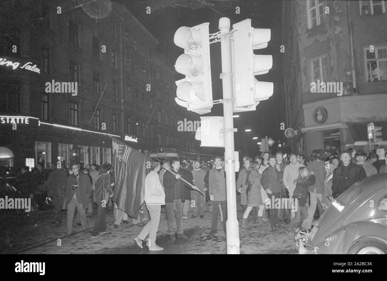 After the assassination attempt on Rudi Dutschke, actions took place against the Springer publishing house throughout Germany on the Easter weekend 1968. In Munich, demonstrators try to stop the delivery of the Bild-Zeitung through the barricade of the Munich bookshop on Schellingstrasse (either 12.04 or 15.04.). Pictured: Protesters, including supporters of the 'Deutsche Jungenschaft vom 1.11.1929'. Stock Photo