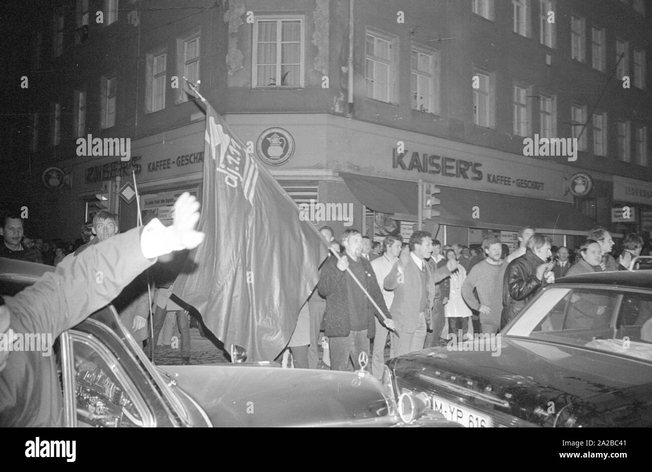After the assassination attempt on Rudi Dutschke, actions took place against the Springer publishing house throughout Germany on the Easter weekend 1968. In Munich, demonstrators try to stop the delivery of the Bild-Zeitung through the barricade of the Munich bookshop on Schellingstrasse (either 12.04 or 15.04.). Pictured: Demonstrators of the 'Deutsche Jungenschaft vom 1.11.1929' Stock Photo