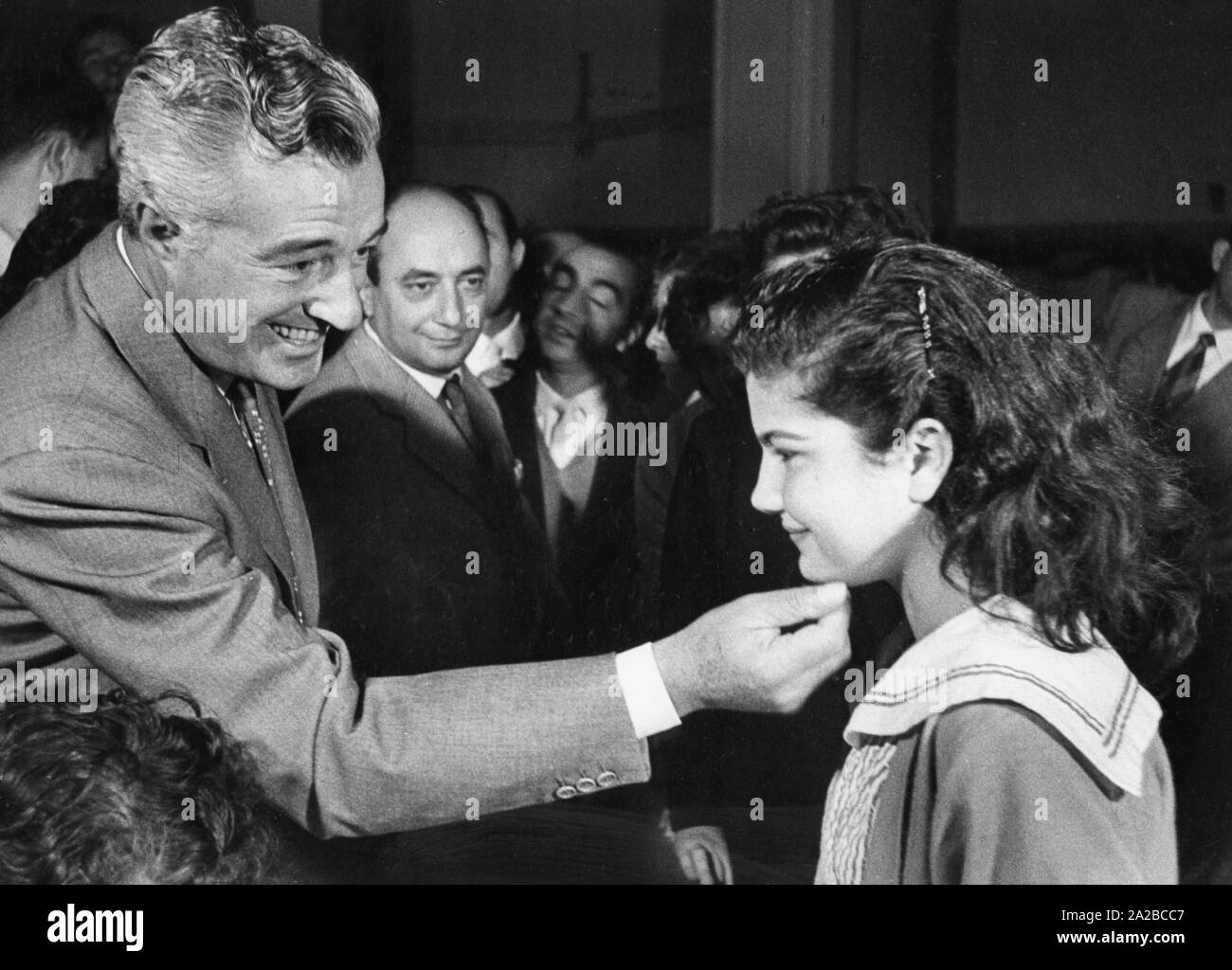 Italian director Vittorio de Sica selects from 300 girls the main actress for his film 'The Roof' (1955). Copyright Notice: Max Scheler / SZ Photo. Stock Photo